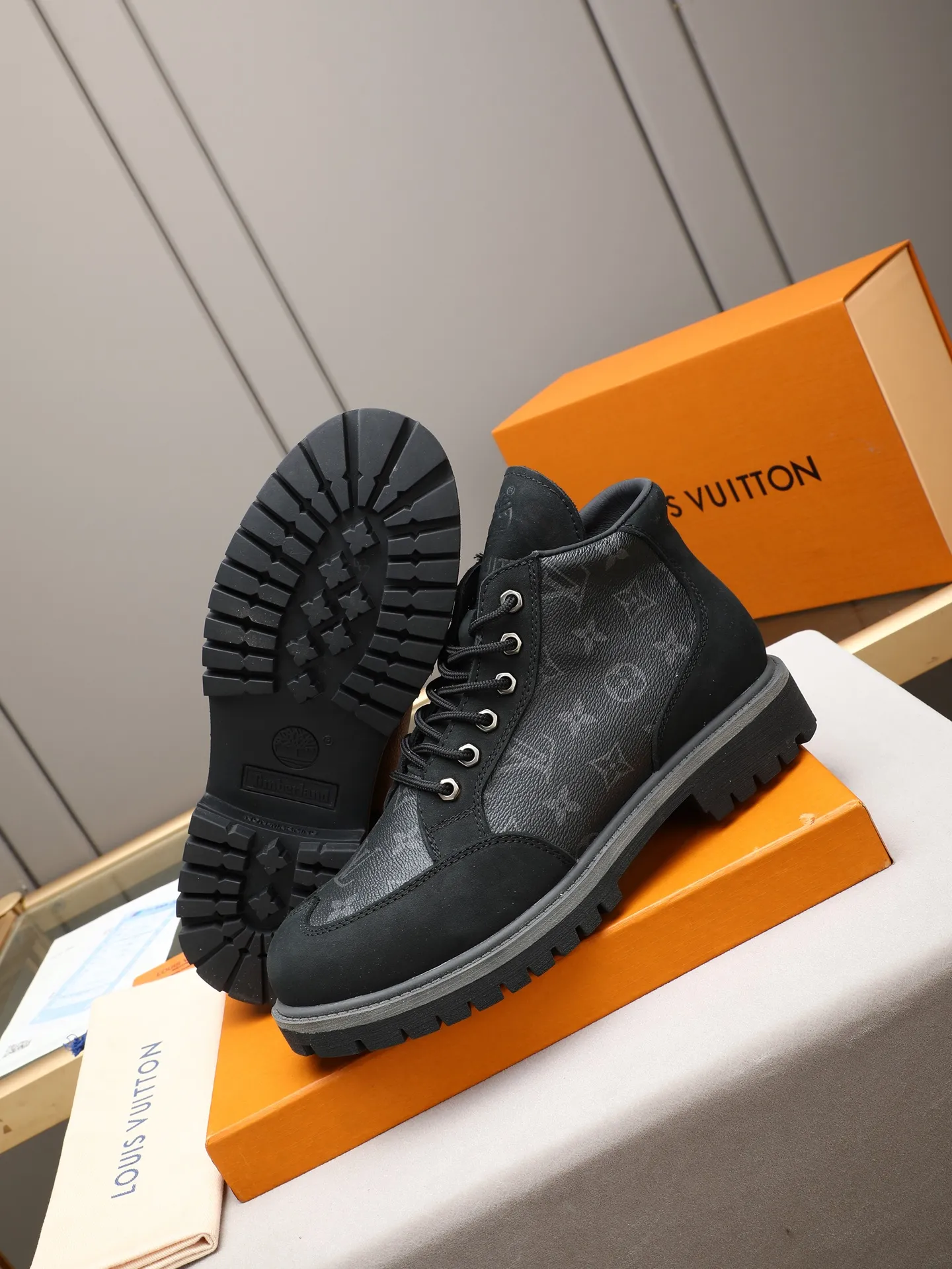 PP460 LOUIS VUITTON ss25 LV donkey brand new thick-soled lace-up big-toe shoes men's casual shoes high-top short boots. These boots are crafted from top-grain calf leather for a lightweight and comfortable fit. The thick EVA outsole is embellished with eye-catching ridges, and the trendy attitude of being both strong and soft makes it an everyday choice. ✔Upper: imported first-layer cowhide ✔Inner lining: sheep lining ✔Outsole: original molded outsole Size: 38-44 (45 customized)